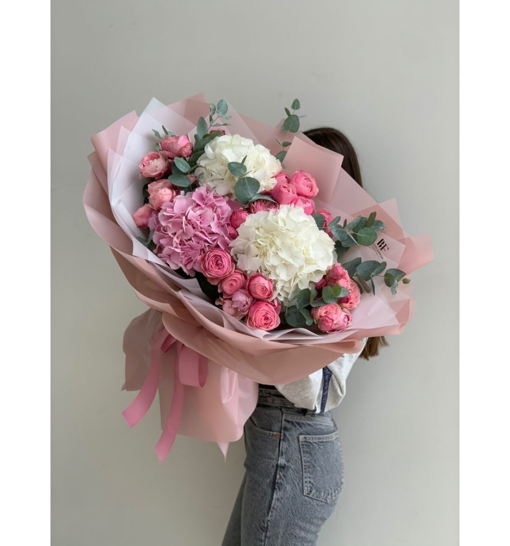 Букет из гортензии, кустовой розы и эвкалипта